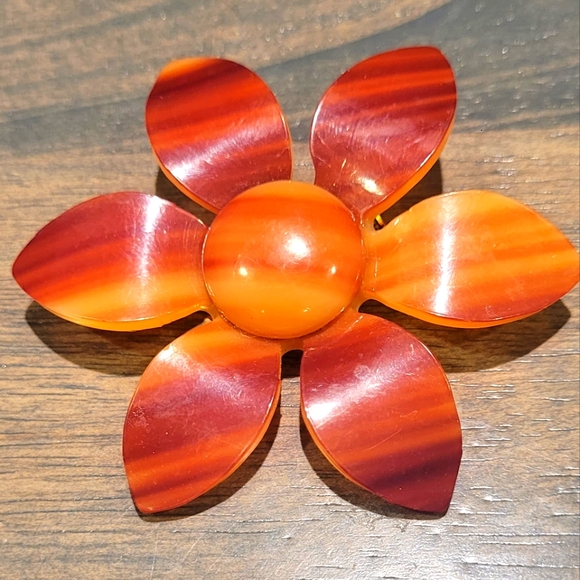 Vintage 1960s Large Lucite Flower Pin brooch - Picture 1 of 2